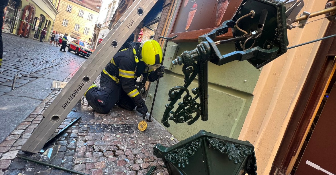 Plynovou lampu urazilo auto. Nehoda uzavřela Karlovu ulici v centru Prahy