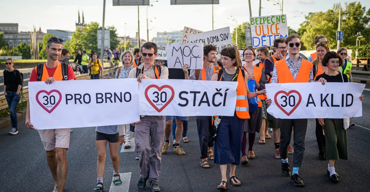 Praha vyhnala demonstranty za třicítku na chodník. Aktivisté se chtějí soudit