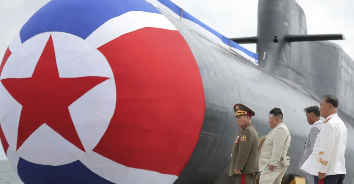 GALERIE: Severní Korea slaví. Pustila na moře svou první taktickou jadernou ponorku