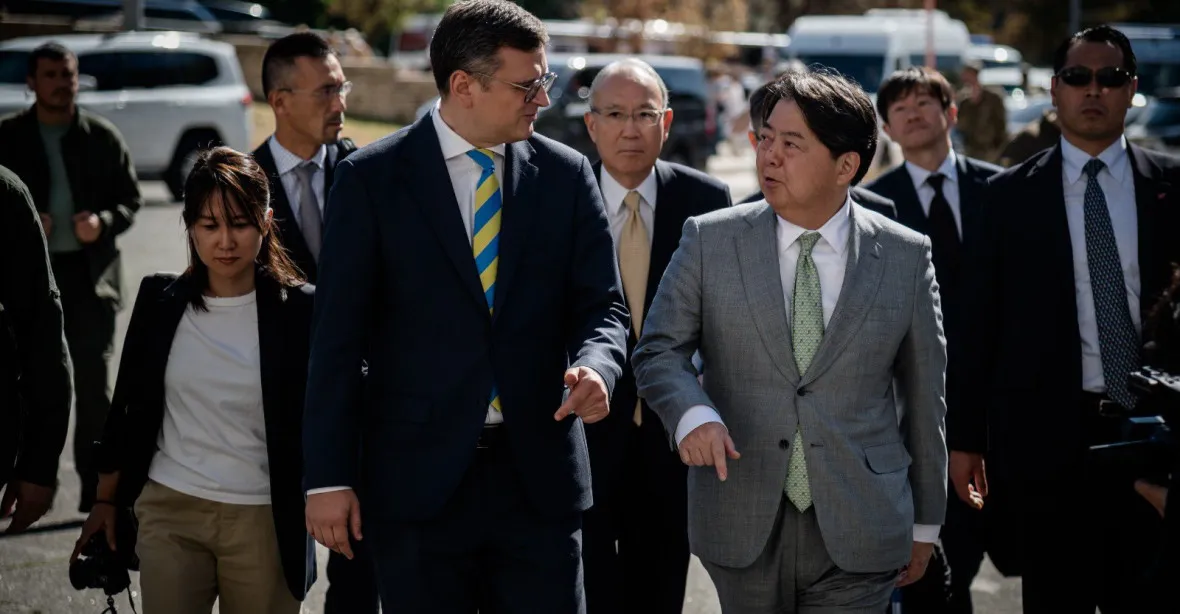Ukrajinu nečekaně navštívil japonský ministr zahraničí. Předal jí techniku pro odminování