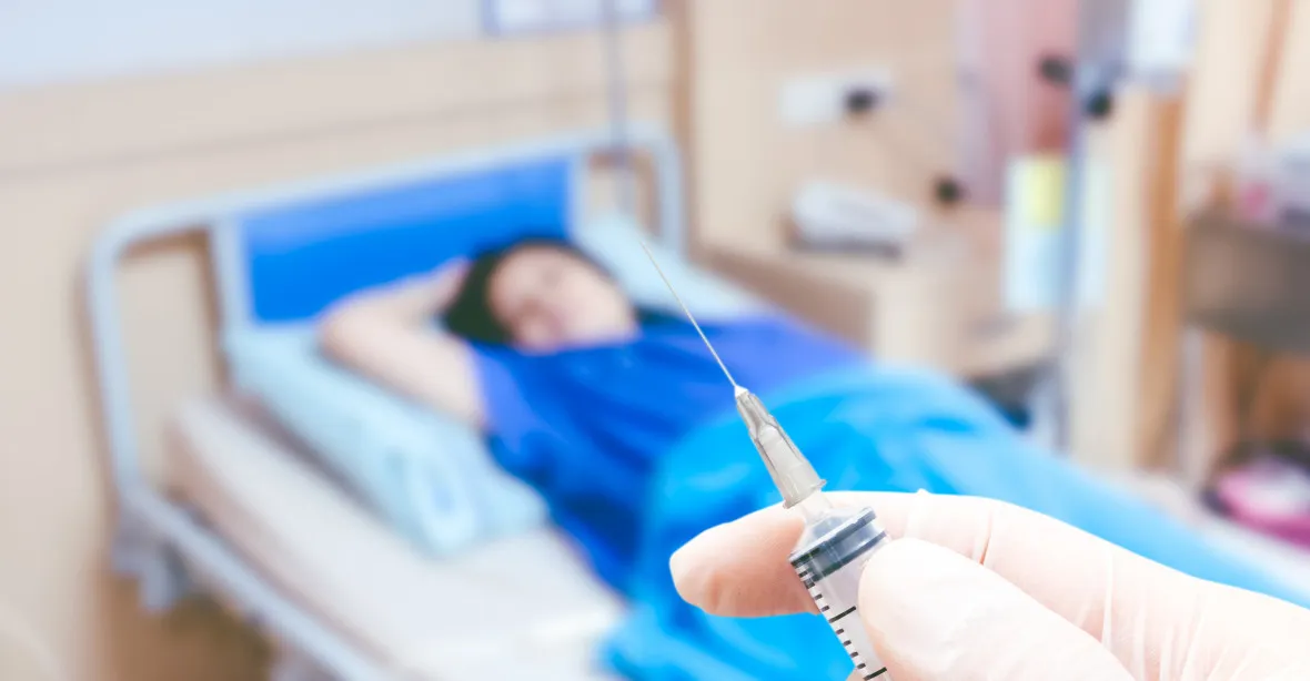 Lékařům se nepovedla eutanázie, ženu udusili polštářem