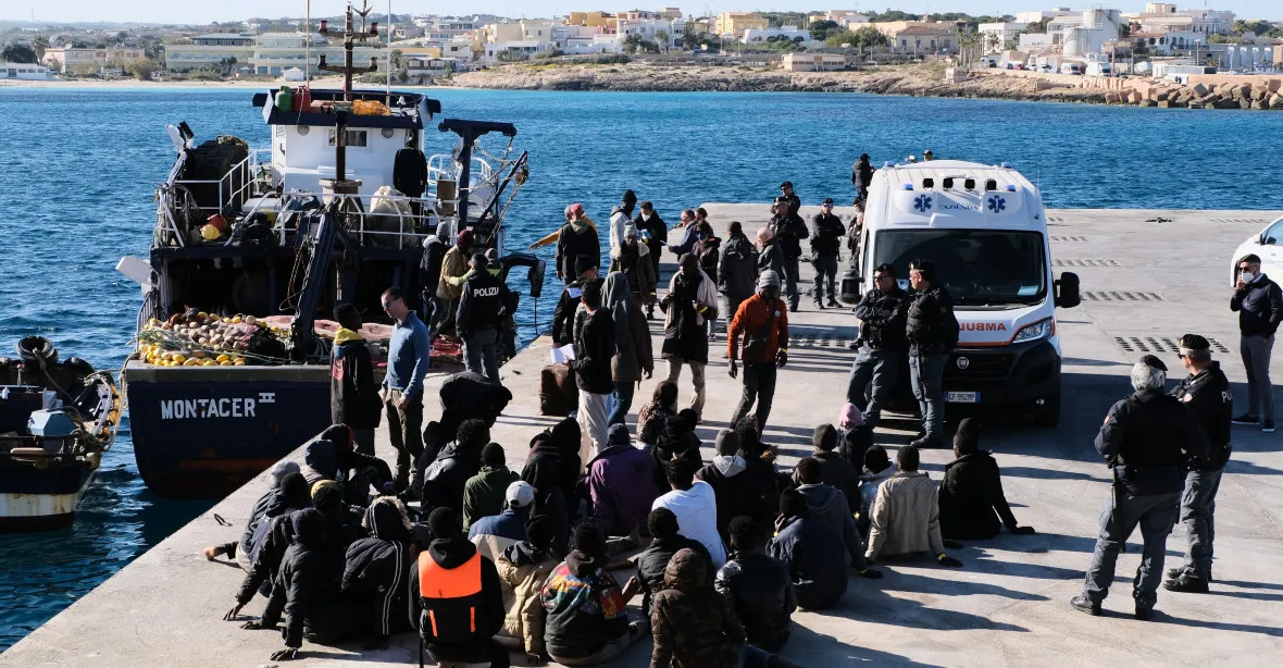 Lampedusa pod náporem migrantů. Za dva dny jich připlulo 4500