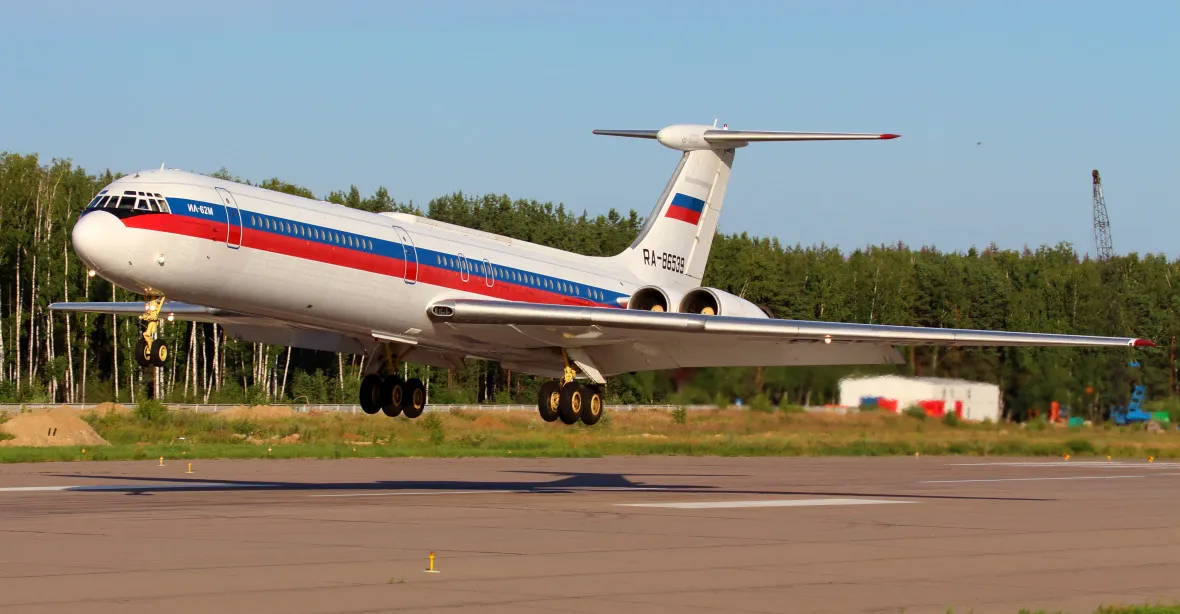 Sabotéři zničili bombami letadla na „přísně střeženém“ ruském letišti, hlásí ukrajinská rozvědka