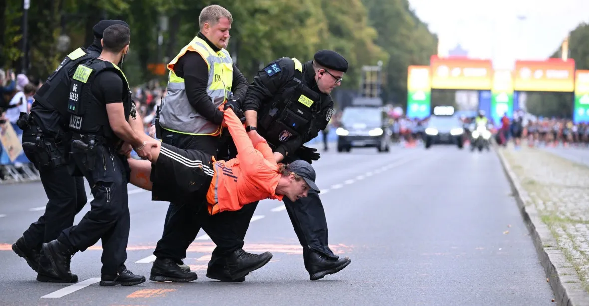 VIDEO: Aktivisté rozlili na maratonu v Berlíně oranžovou barvu. Policie stihla zasáhnout, než se přilepili k vozovce