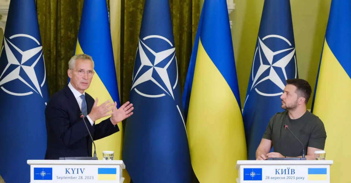 Šéf NATO nečekaně navštívil Kyjev. Budoucnost Ukrajiny je v NATO, řekl Stoltenberg