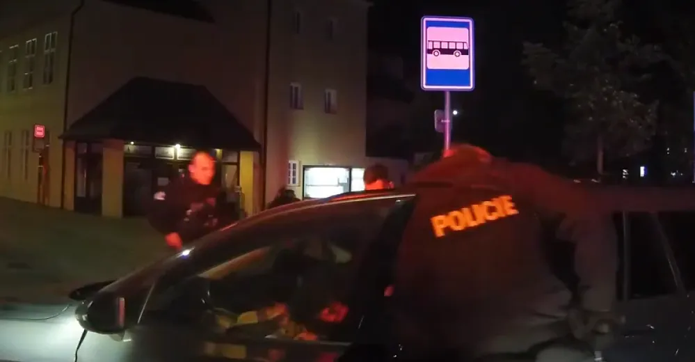 VIDEO: Vozidlo s migranty zběsile ujíždělo Prahou. Zastavil ho až řízený náraz policie