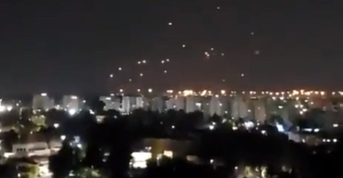 VIDEO: Hamás v noci vypálil stovky raket na mezinárodní letiště v Tel Avivu