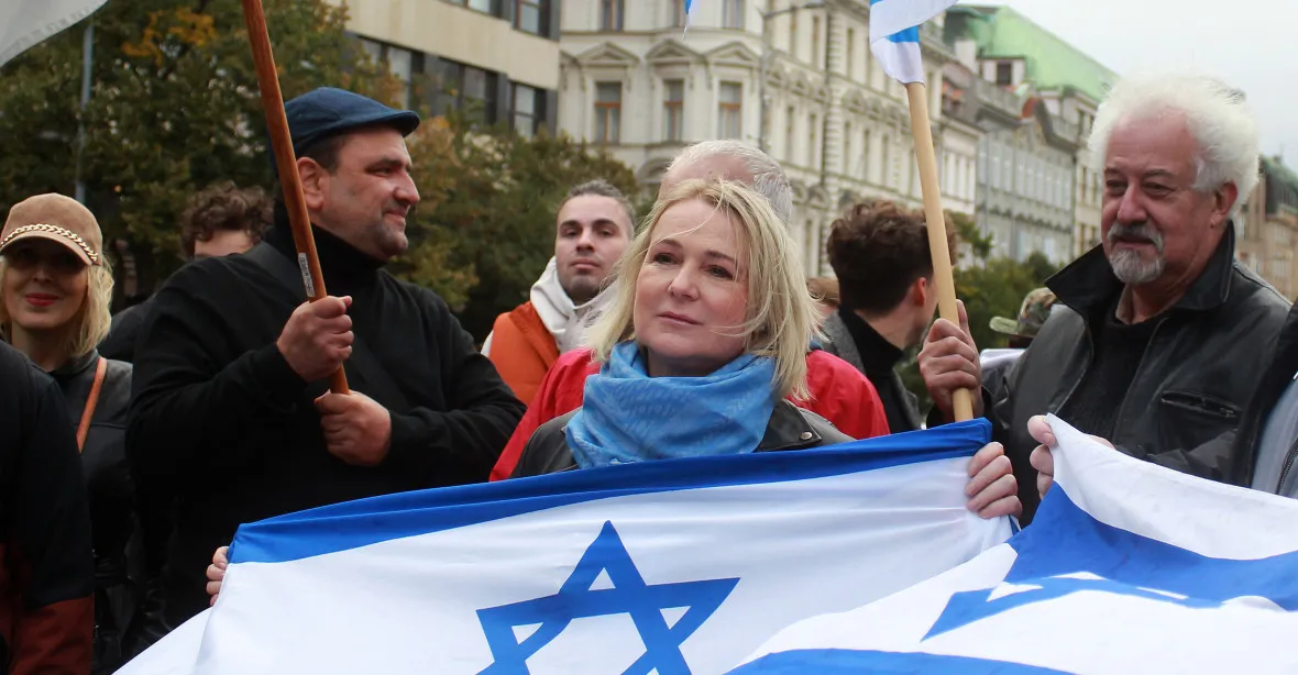 Nečekané vyvrcholení protestu za Palestinu: přišla Černochová s vlajkou Izraele