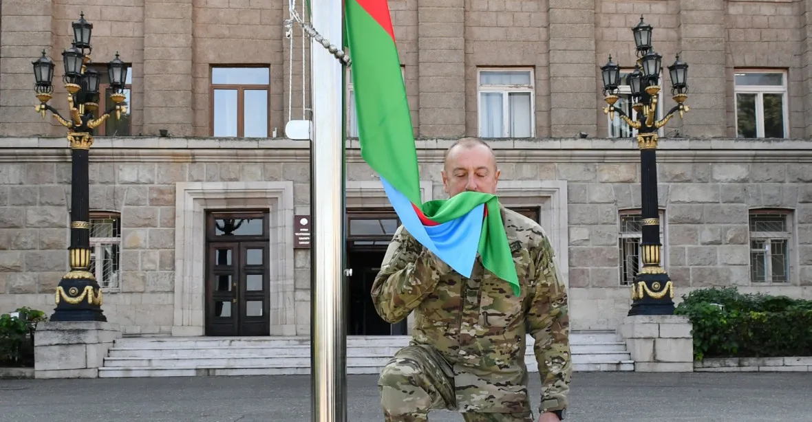Tečka za obsazením Karabachu. Prezident Alijev vyvěsil vlajku ve Stěpanakertu