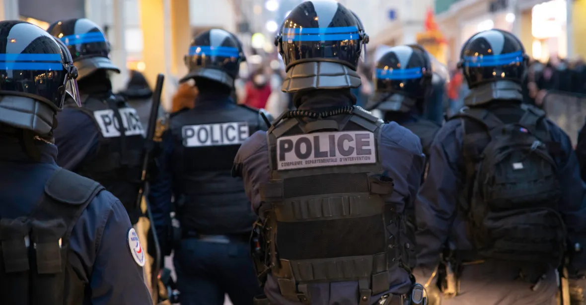 Francie vyhlásila nejvyšší stupeň varování před terorismem. Macron chce vyhostit radikalizované cizince