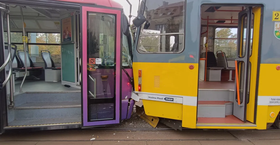 V Plzni se srazily dvě tramvaje, zraněny byly desítky lidí