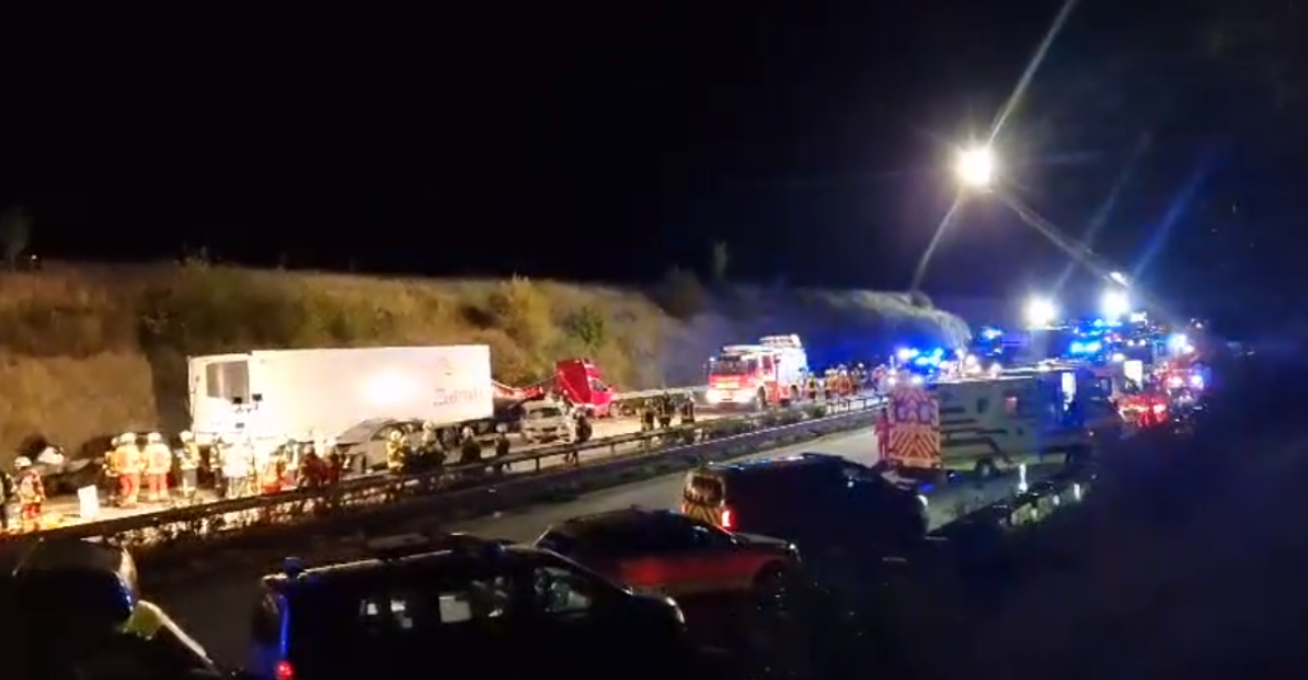 Kamion u českých hranic narazil do stojící kolony. Některá auta rozdrtil