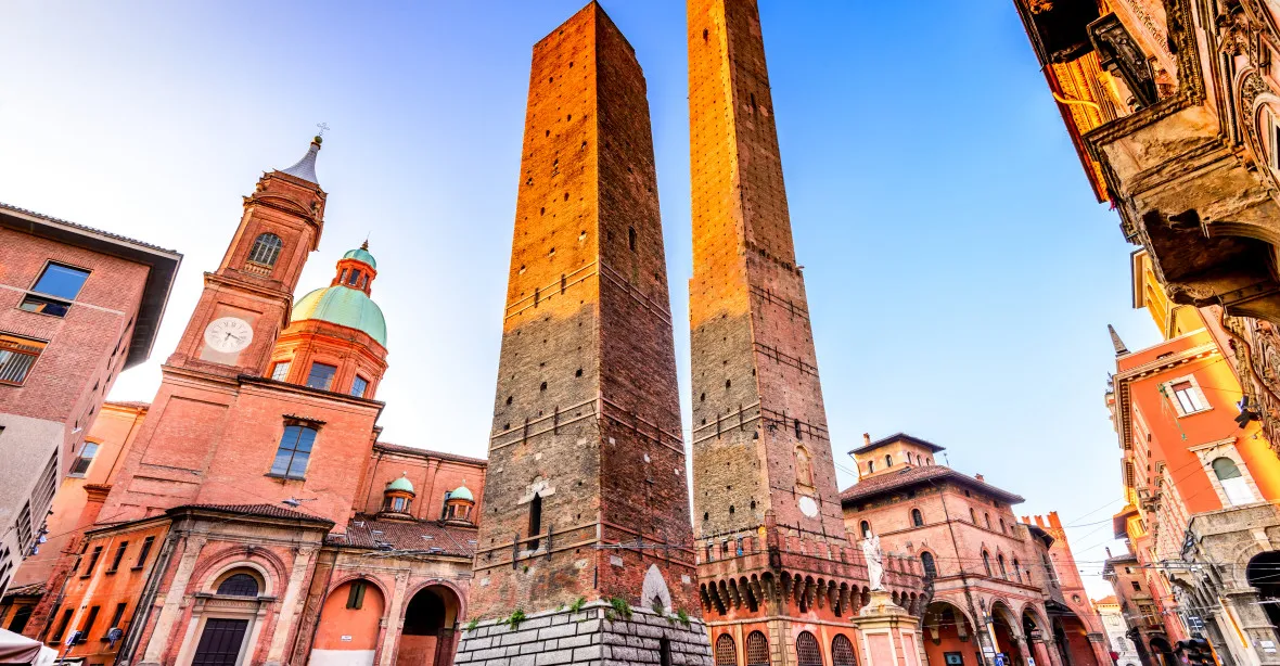Středověká šikmá věž v Bologni je v ohrožení. Může se zřítit, ukázalo měření