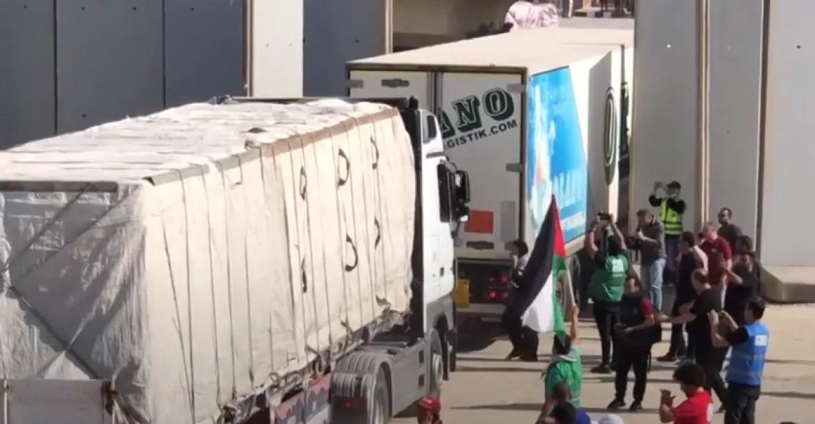 Lidé v Gaze rabují sklady s pomocí, Hamás má bohaté zásoby v tunelech