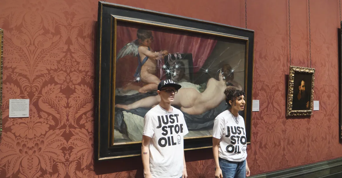 VIDEO: Aktivisté rozbili kladivem obraz v londýnské Národní galerii. Dřív byl pořezaný