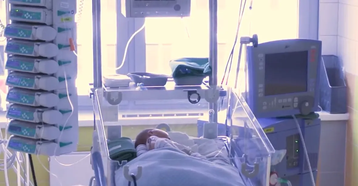 Lékaři z Motola transplantovali srdce u nejmladšího pacienta. Děvčátku jsou čtyři měsíce
