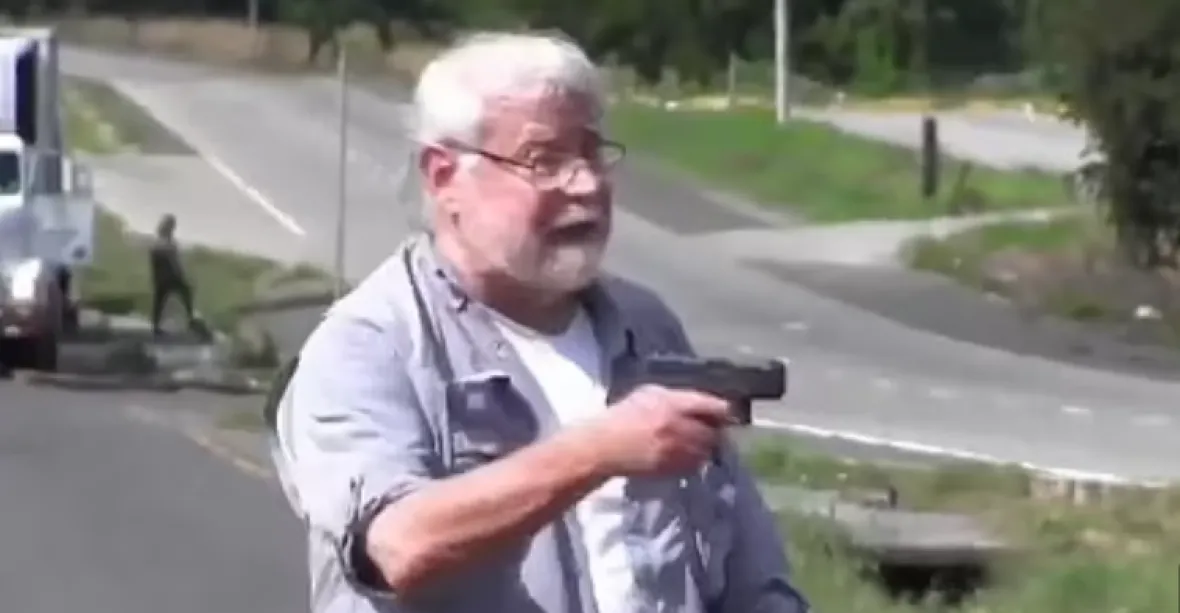 VIDEO: Právníkovi došla trpělivost s eko-aktivisty. Vylezl z auta a dva zastřelil