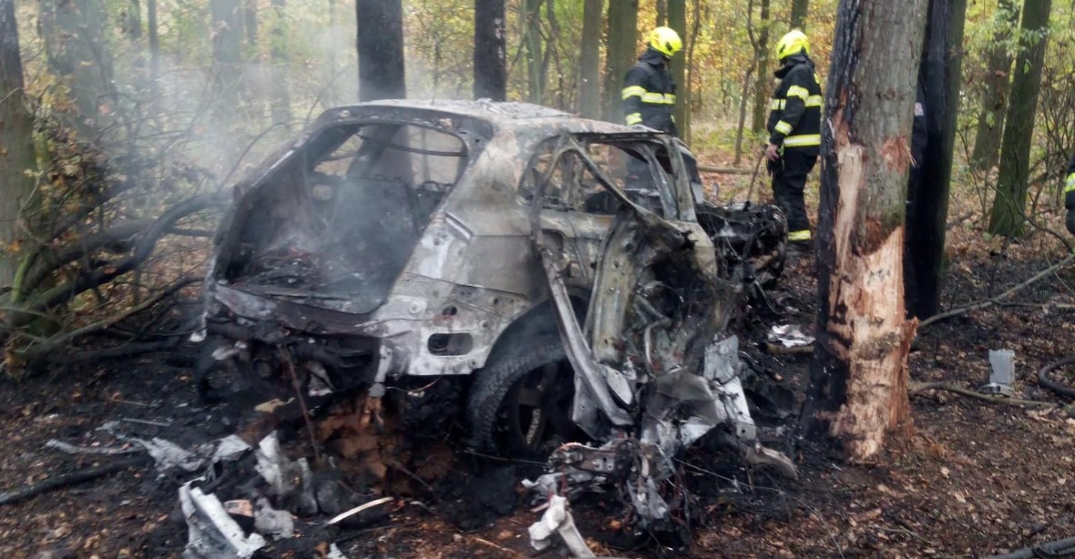 Nehodě a požáru auta na Hradecku předcházela vražda. Muž patrně zabil svou manželku