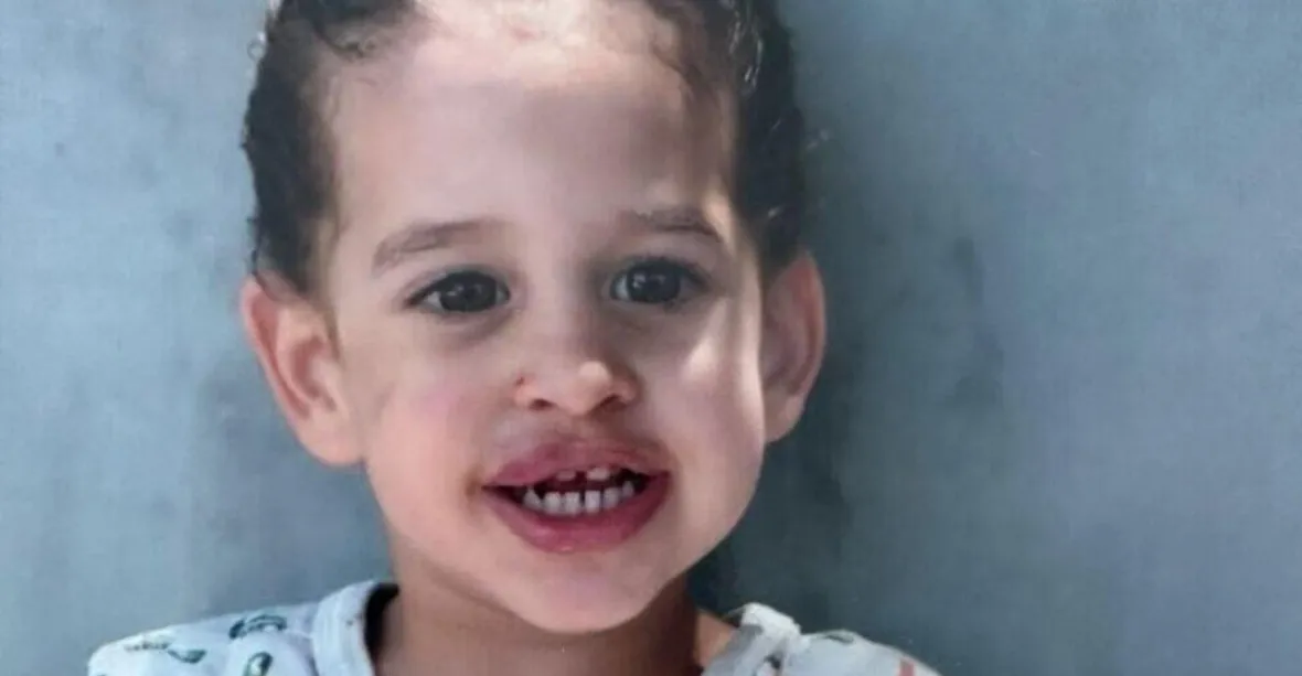 Nová skupina propuštěných. Čtyřletá Abigail ležela v náruči mrtvého otce, pak ji unesl Hamás