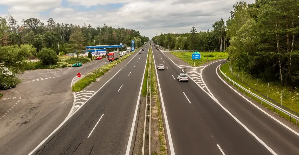 Část hotové dálnice D3 u Ševětína se bude muset zbourat. Železniční tunel vypadl z projektu