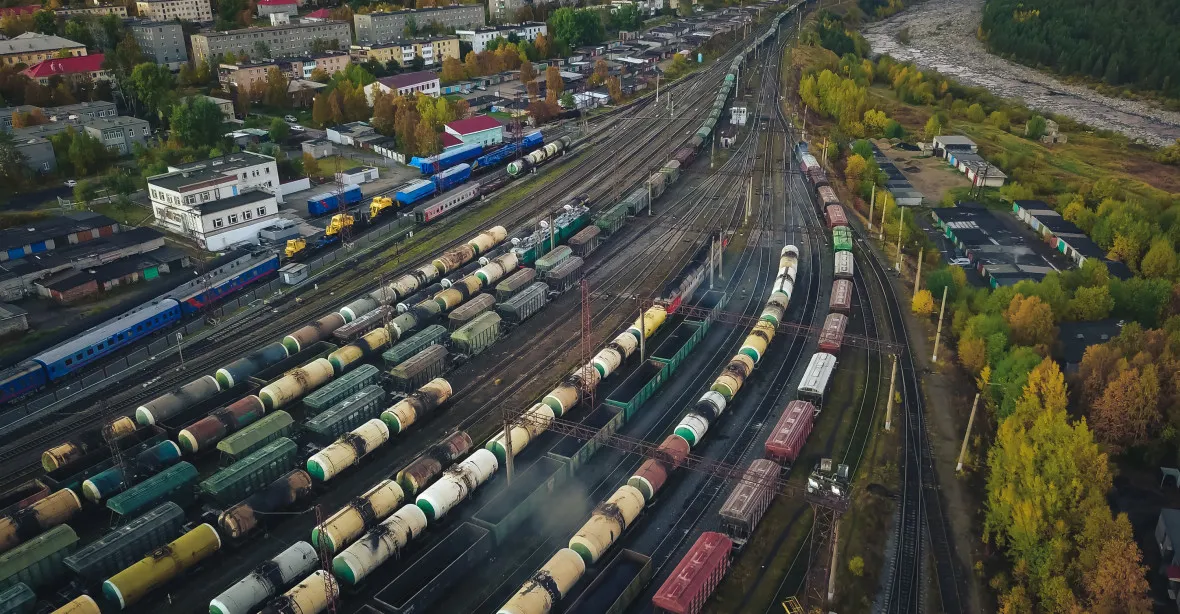 VIDEO: Na Sibiři hořel vlak, jiný vybouchl v tunelu. Ukrajinci se snaží odřezat Rusko od Číny
