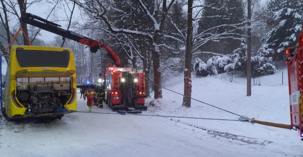 Kalamita: Na jihu Čech napadlo až 75 cm sněhu. Polomy, uzavření dálnice