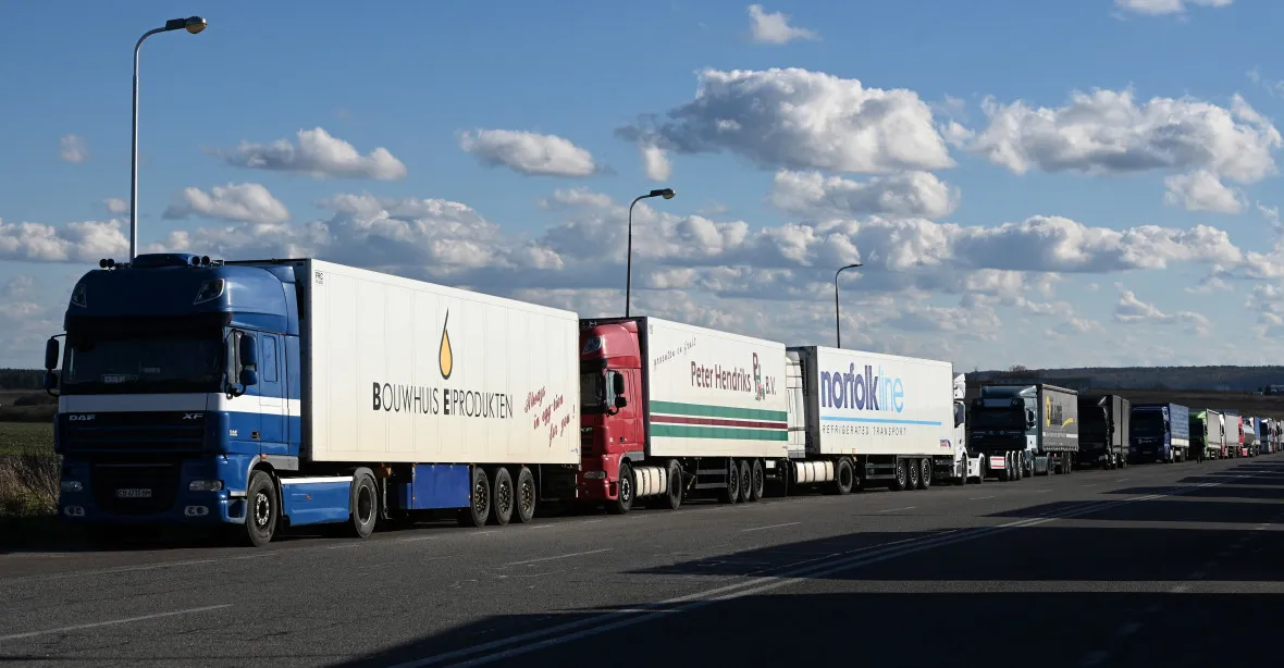 Tisíce kamionů blokují ukrajinské hranice. Po Polácích se k blokádě přidali i Slováci