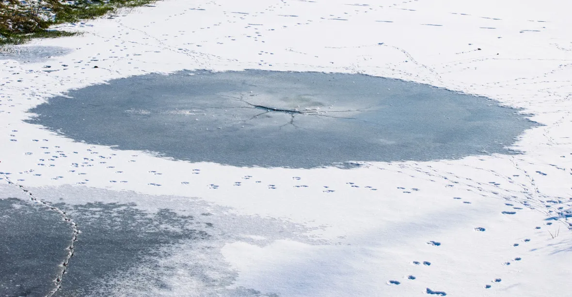 Na Jevanském rybníku se propadl led pod dvěma muži, skončili v péči záchranářů