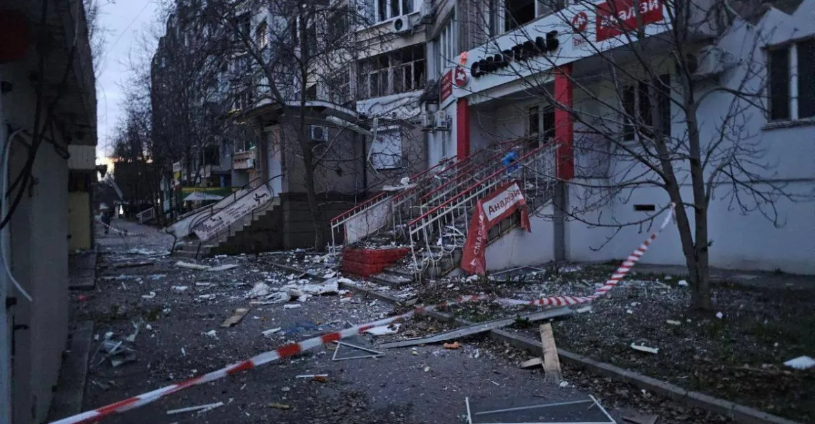 Rusové zasáhli bytový dům a dvě zdravotní střediska v Chersonu. Zabili a zranili civilisty