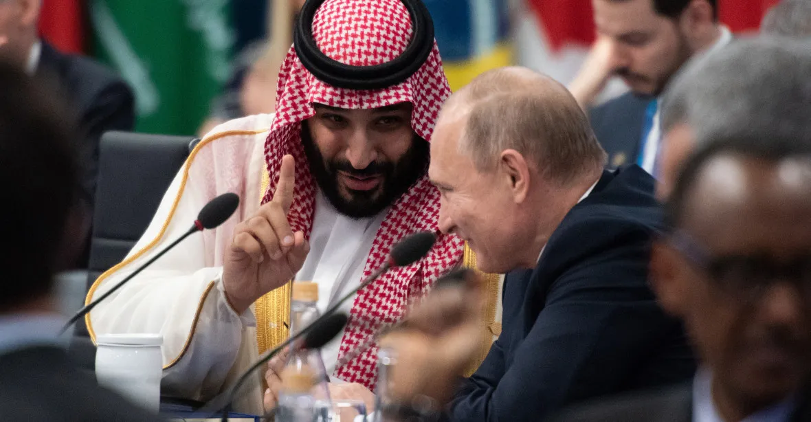 VIDEO: Putin prolomil izolaci. V Saúdské Arábii si plácl s princem, vítala ho vlajka na nebi