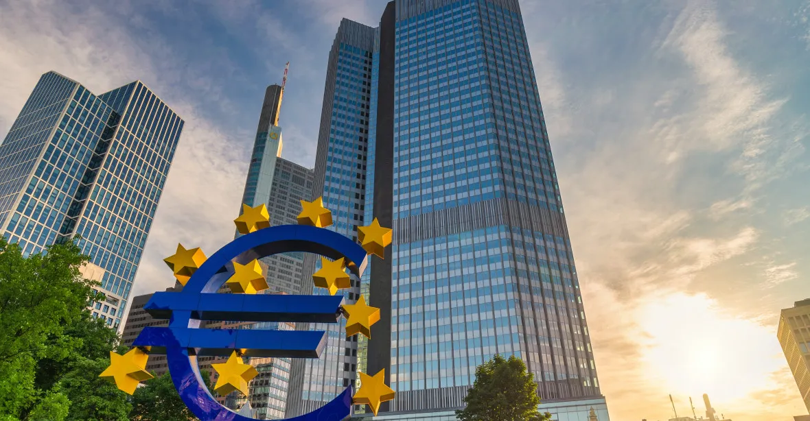 Inflace bude podle ECB klesat rychleji, úrokovou sazbu ale guvernéři nezměnili