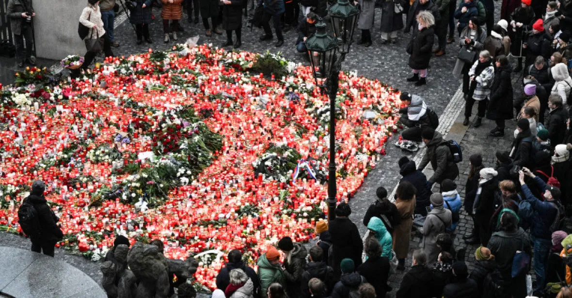 Solidarita během svátků neklesá, lidé dál pokládají květiny a přispívají do sbírek