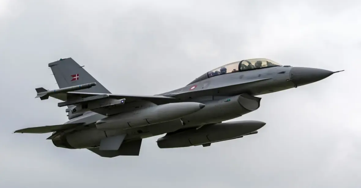 F-16 už jsou zřejmě na Ukrajině, píše Newsweek. Zničení 8 ruských stíhaček by tomu nasvědčovalo