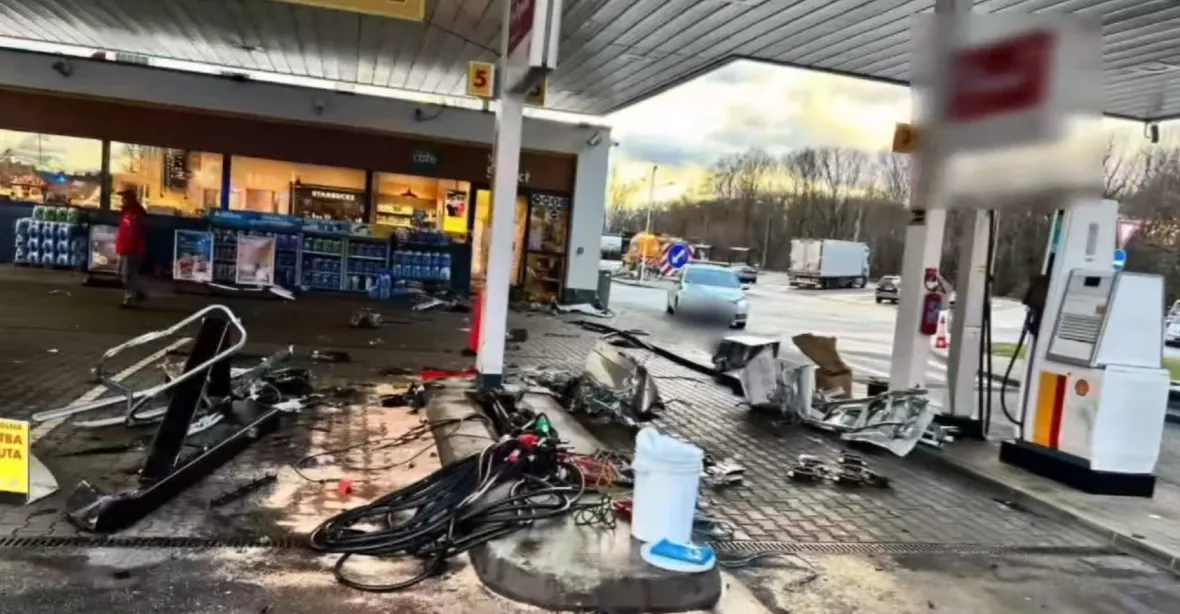 VIDEO: Řidič vletěl na čerpací stanici. Zdemoloval stojany, trosky poškodily ostatní auta i stanici