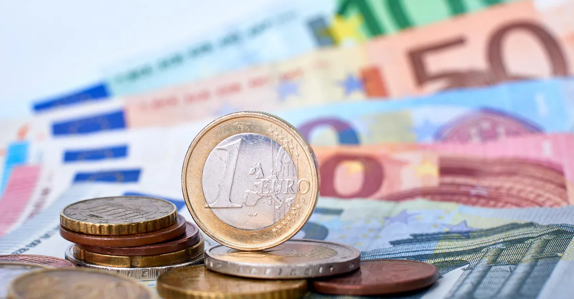 Přijetí eura z praktického pohledu: Jak se převedou úspory a vzrostou kvůli tomu ceny?
