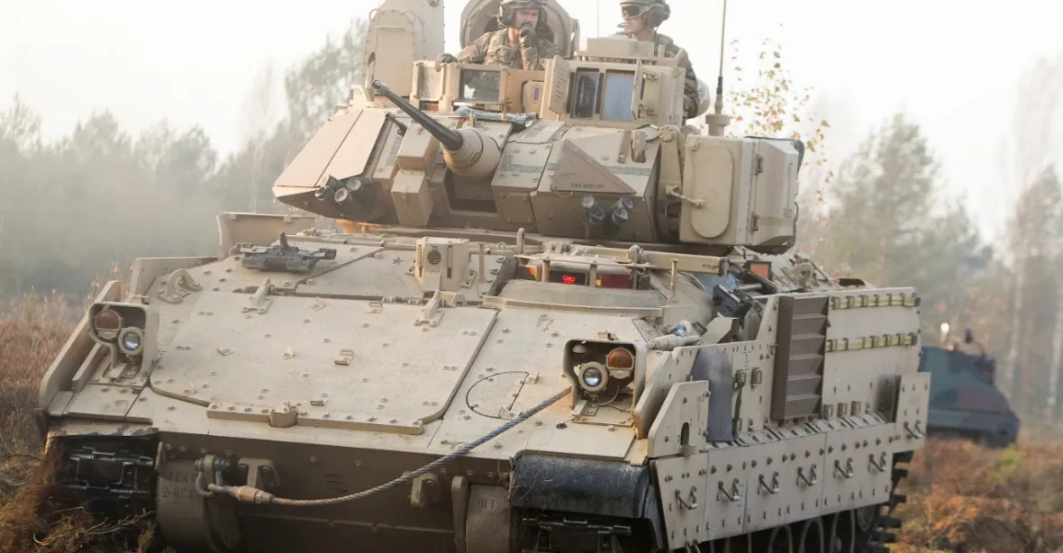 VIDEO: Dva obrněnce Bradley si zblízka podaly T-90, nejmodernější tank Rusů na frontě