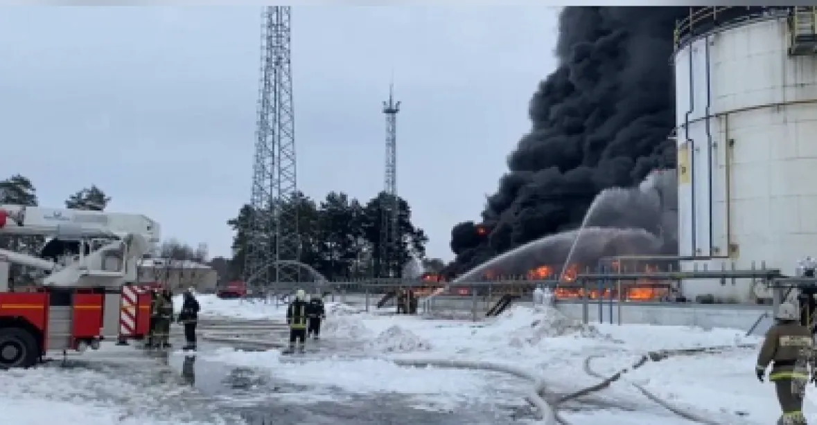 VIDEO: V ruské Brjanské oblasti hoří sklad pohonných hmot, zasáhl ho dron
