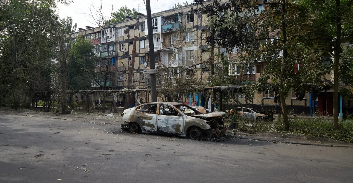 Při ostřelování Doněcku zahynulo na trhu nejméně 25 lidí. Rusko obviňuje Ukrajinu
