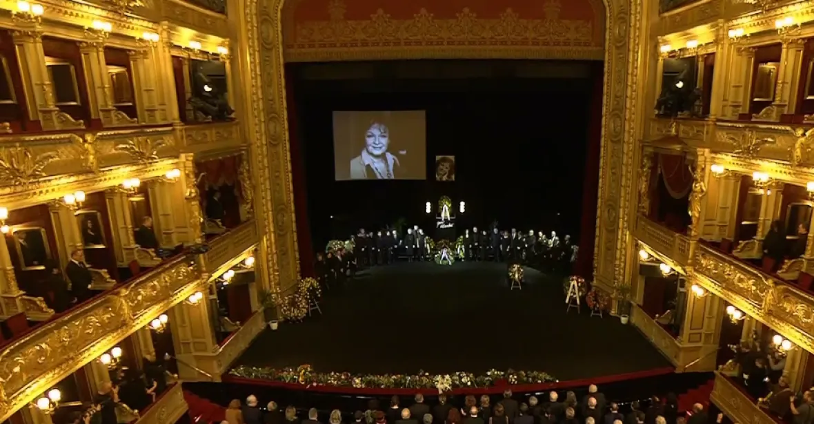 Plné Národní divadlo se rozloučilo s Janou Hlaváčovou. Dorazili kolegové, studenti z DAMU i veřejnost