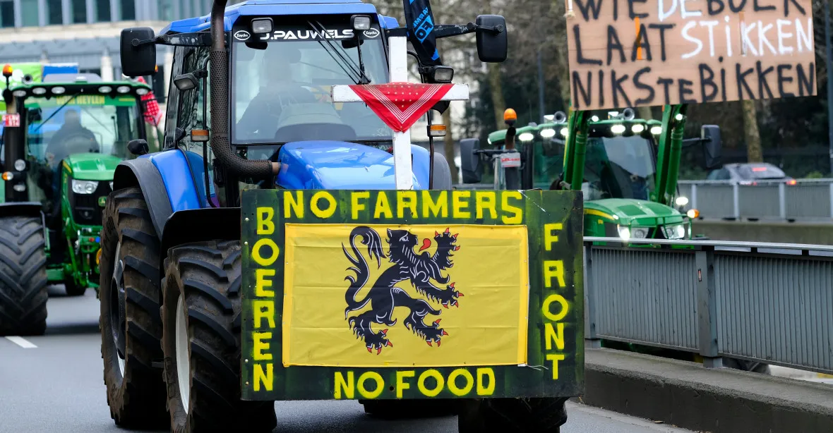 VIDEO: V Bruselu protestují zemědělci, traktory zablokovaly Evropský parlament