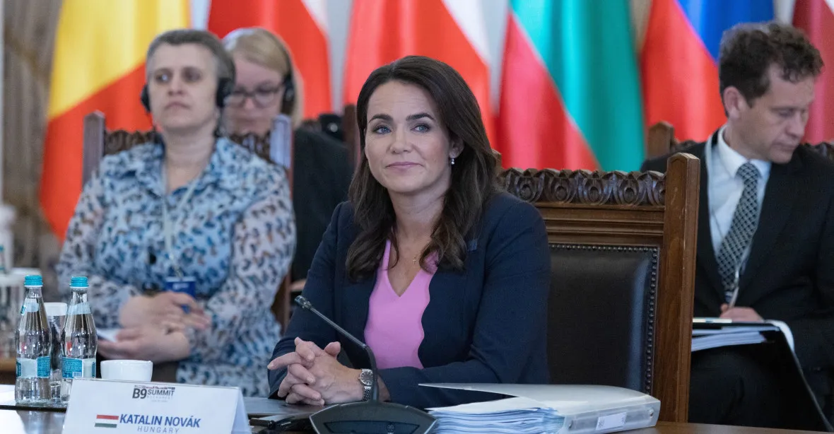 Maďarská prezidentka Nováková odstoupila. Před tím dala milost muži, který kryl pedofila