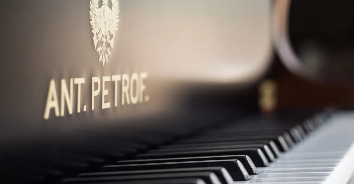 Petrof přesouvá část výroby pianin do Indonésie. Chce snížit náklady