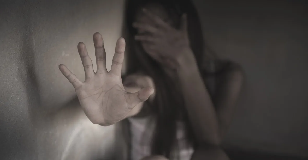 Čtyři čeští občané čelí v Anglii obvinění z obchodování s lidmi. Slibovali lepší život