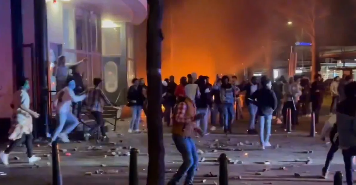 VIDEO: Eritrejci zapalovali auta, vyvolali nepokoje v Haagu. Před tím se rvali mezi sebou