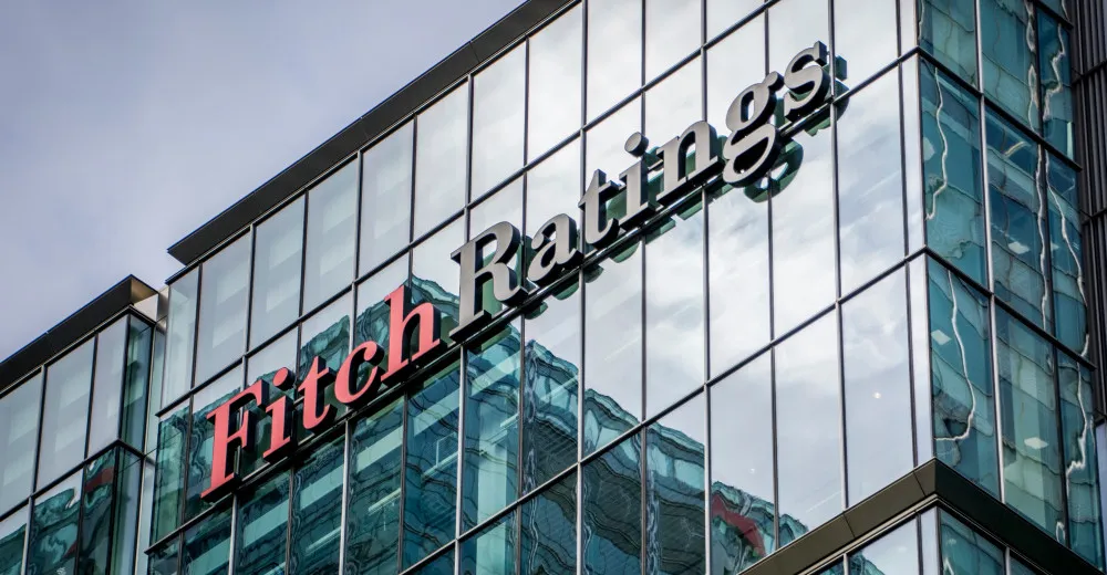 Fitch vylepšil výhled hlavního úvěrového ratingu ČR z negativního na stabilní