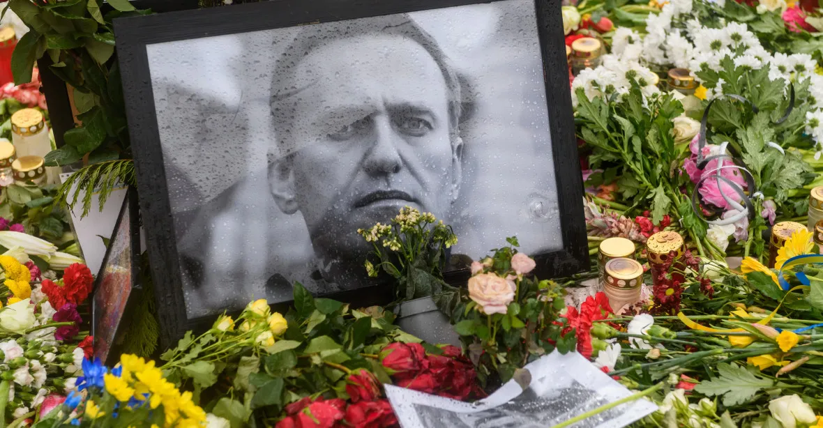 Dva dny po pohřbu Navalného: fronty u hřbitova v Moskvě stále neberou konce
