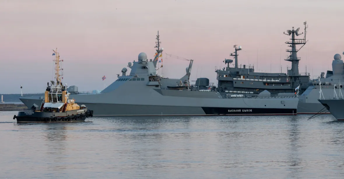 VIDEO: Ukrajina hlásí potopení ruské lodi Sergej Kotov, zasáhly ji bezpilotní čluny