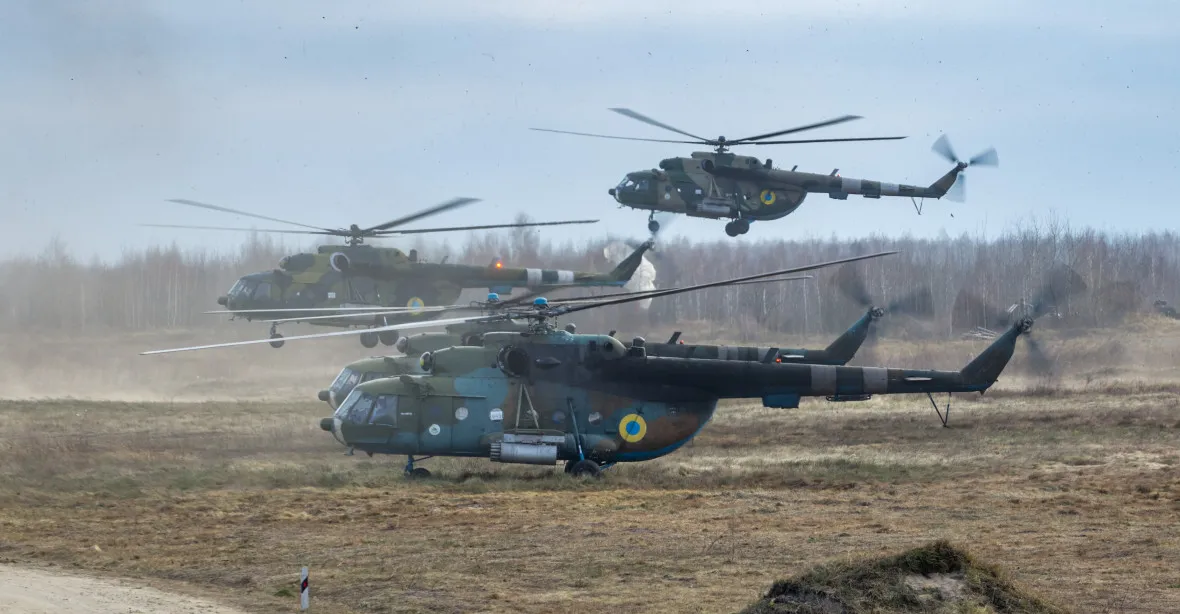VIDEO: Rusové zničili ukrajinské vrtulníky. Na místě čekal jejich dron, aby to natočil