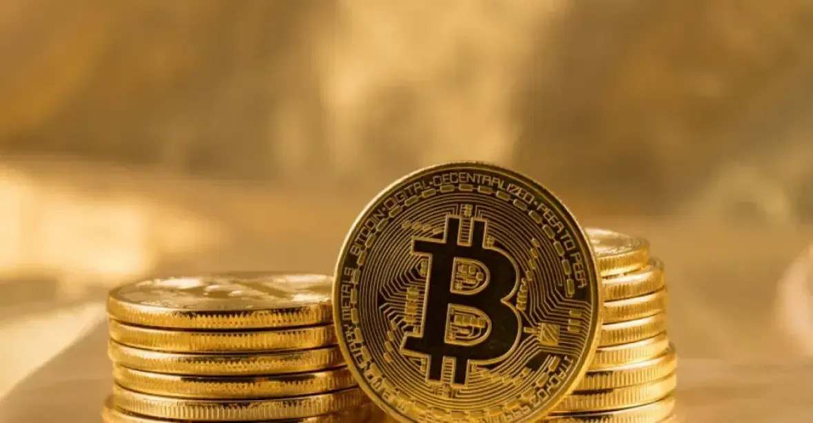 Bitcoin se po rekordním nárůstu na 74 tisíc dolarů propadl o 7 procent. Investoři vybírají své zisky