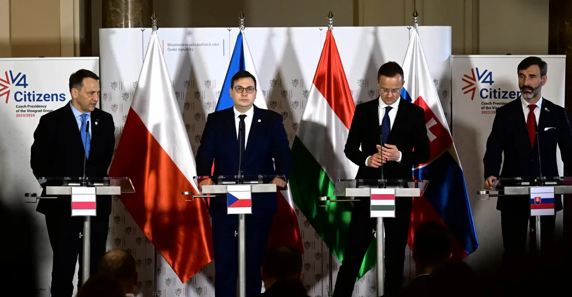 Propast napříč V4. Poláci pomohou i s přepravou „české“ munice, Slovensko a Maďarsko odmítly